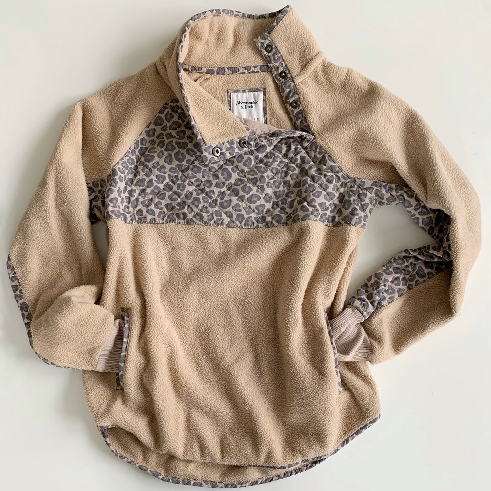 Abercrombie + Fitch Fleece in Beige Leopard Size S